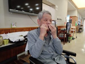 Ｈさんによるハーモニカ演奏