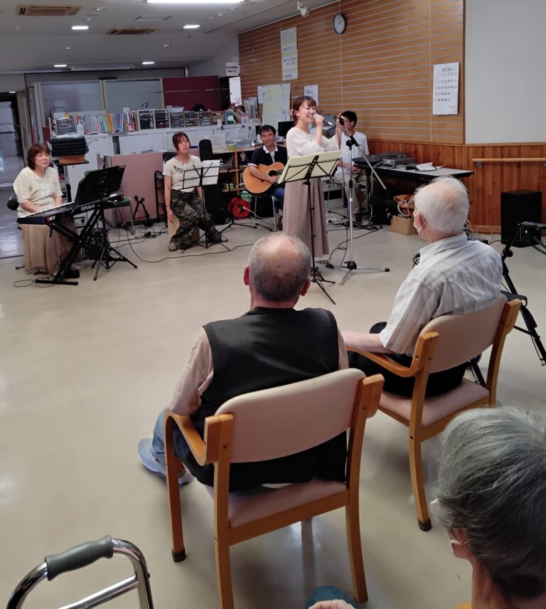 松本市社会福祉協議会に登録されているボランティア団体「学びやバンド」様による演奏会がありました！