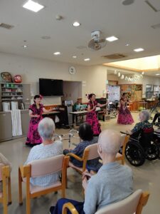 ロコモフラ　ボランティアのマカニオカホヌアの皆様が来所されました。