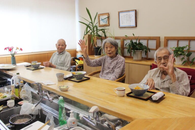 なんといっても食欲の秋！！揚げたて天ぷらとあったかお蕎麦でもりもり食べます。そば処紅林荘
