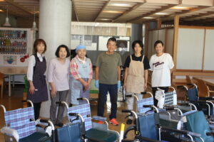 JAみなみ信州助け合い組織「にじの会」の皆さんが、ボランティア活動で利用者さまの車いすを掃除に来てくれました。