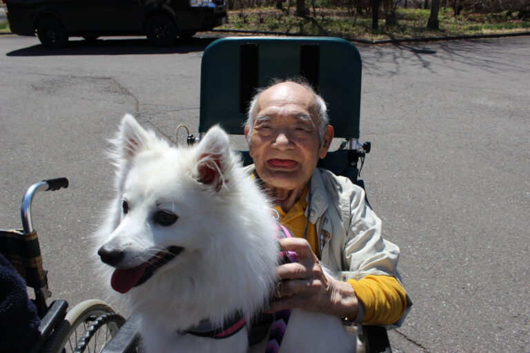犬を飼っていた利用者様も多く、犬とふれあえる機会を作りました!(^^)!