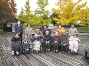 紅葉した銀杏並木を散策しました。