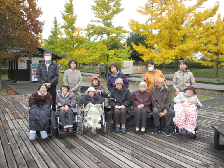 紅葉した銀杏並木を散策しました。