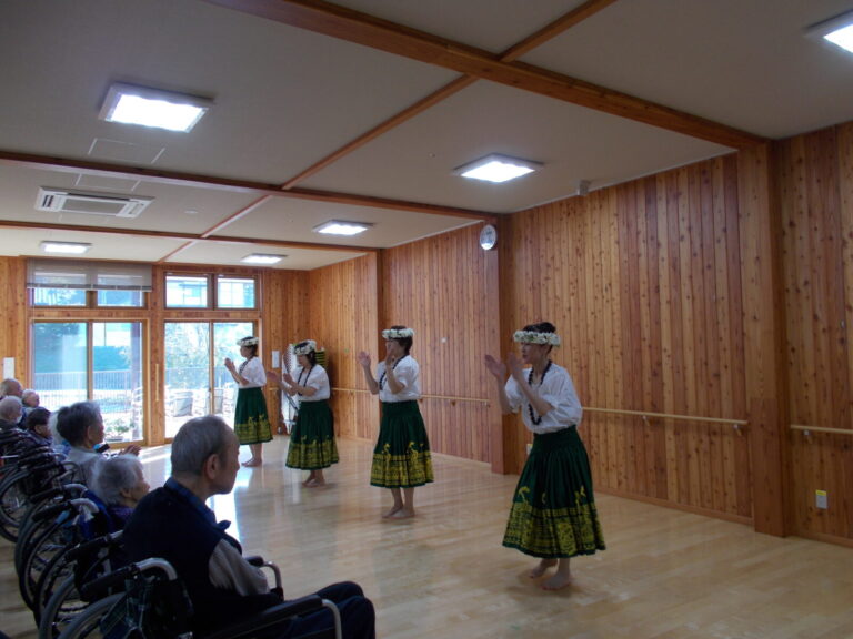 (❁´◡`❁)華やかなフラダンス🌴