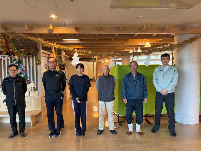 ＪＡ高森年金友の会の皆さんが、しめ縄を作ってくださいました。