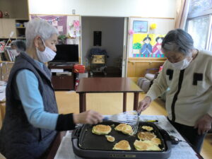 デイサービス　ホットケーキ作り