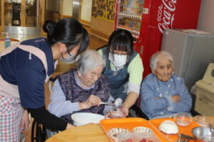 実習生とおやつ作りで楽しいひととき