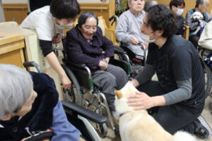 今年も開催！犬と触れ合いました(^▽^)/