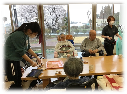 ~春を味わう「手作り桜餅」レクを開催しました~