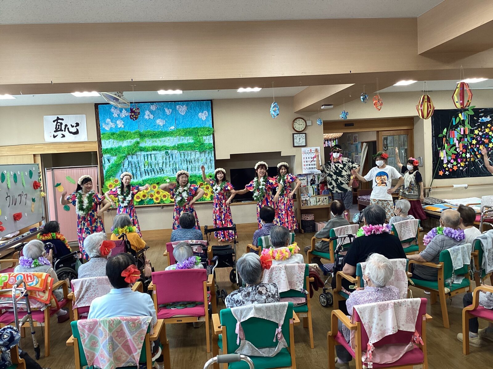 ～フラダンスの慰問に来ていただきました～